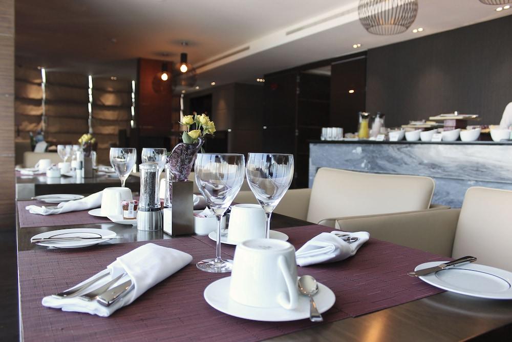 Ramee Grand Hotel And Spa Manama Luaran gambar A table set for fine dining