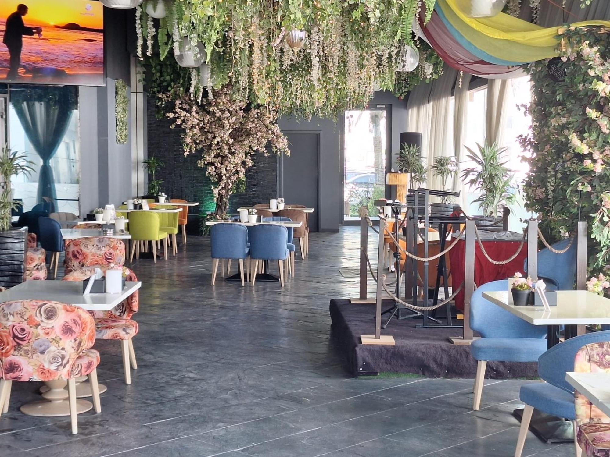 Ramee Grand Hotel And Spa Manama Luaran gambar The interior of the restaurant