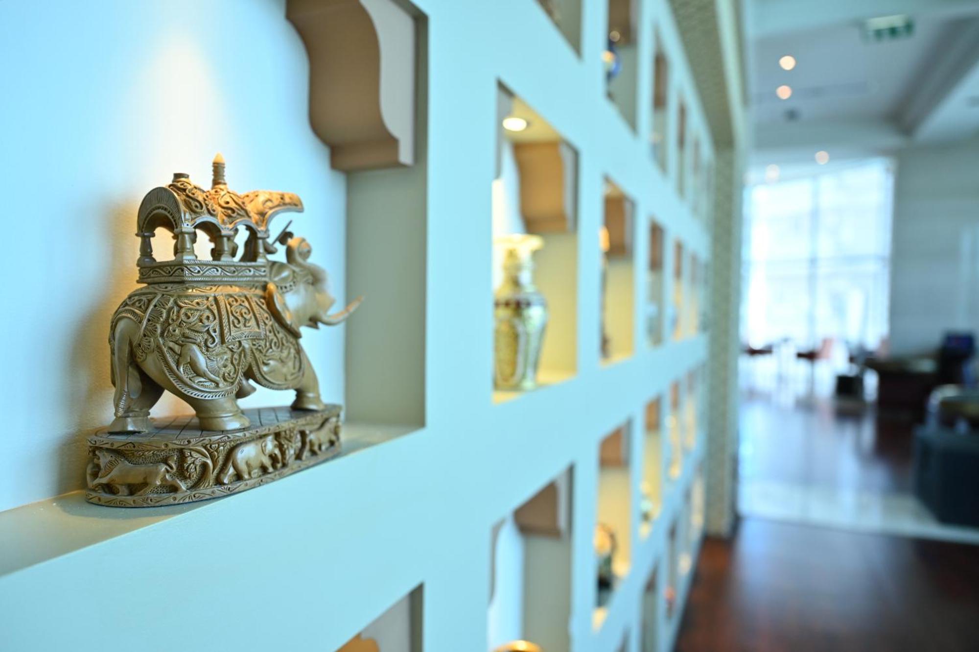 Ramee Grand Hotel And Spa Manama Luaran gambar Interior of the hotel