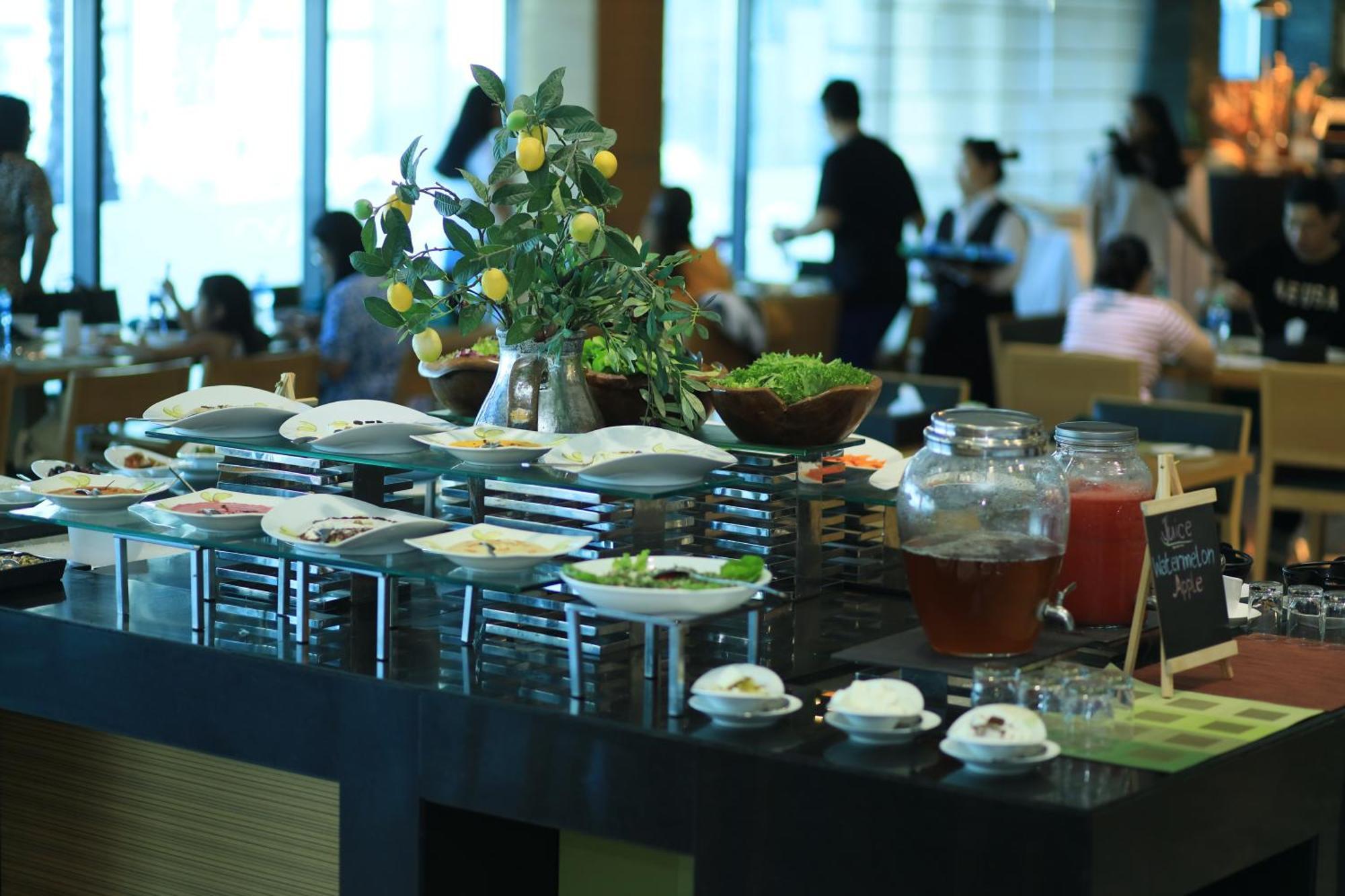 Ramee Grand Hotel And Spa Manama Luaran gambar A buffet at a hotel