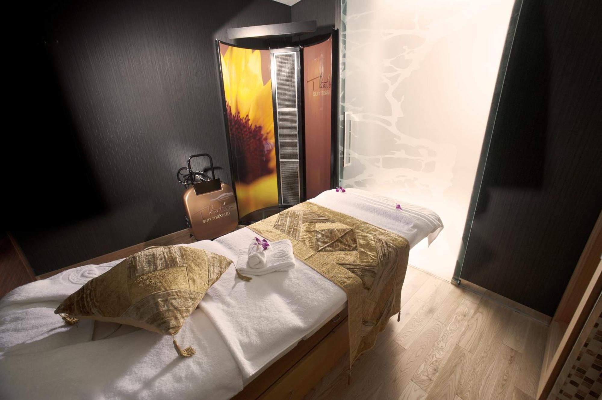Ramee Grand Hotel And Spa Manama Luaran gambar A spa treatment room