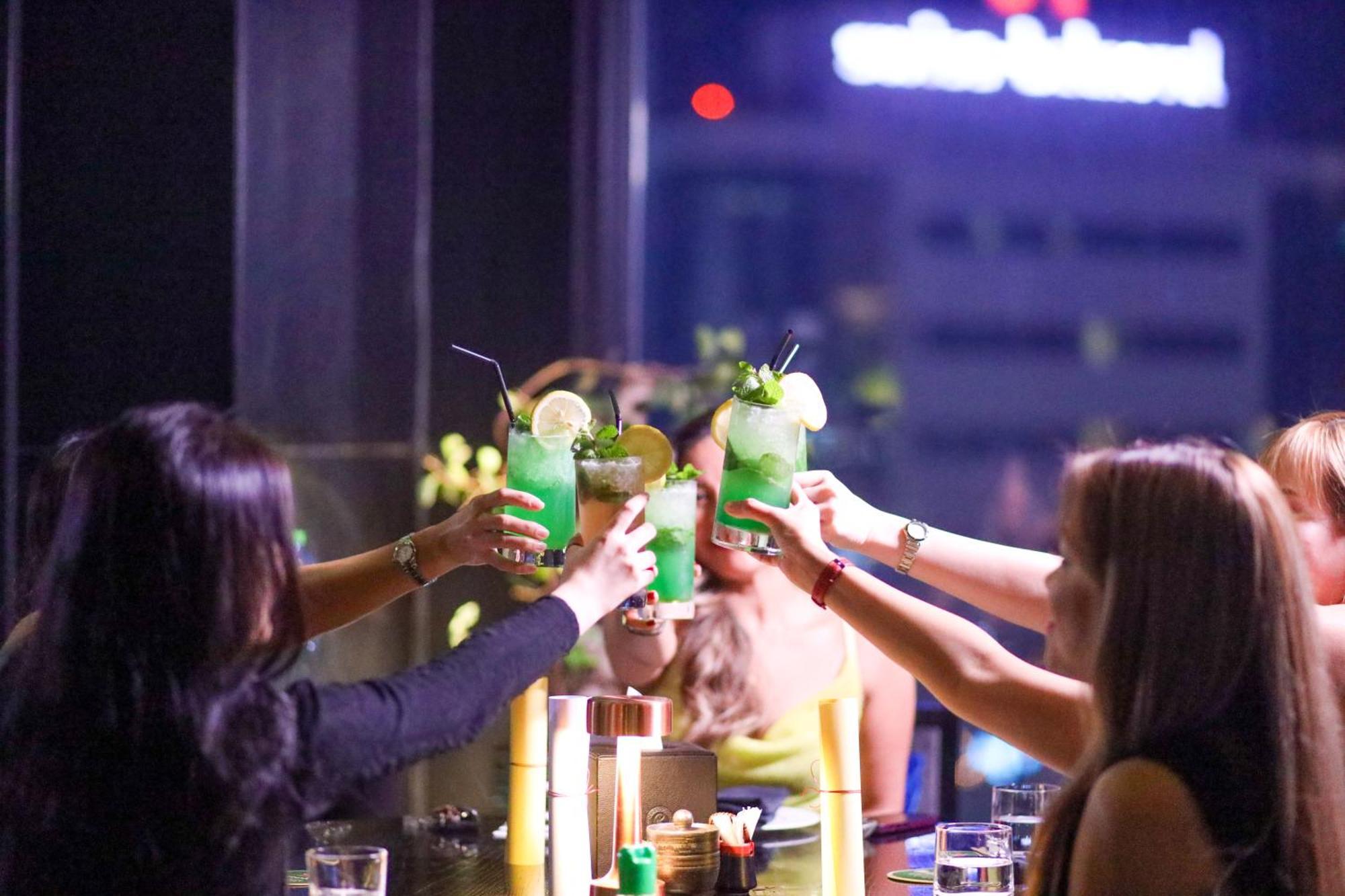 Ramee Grand Hotel And Spa Manama Luaran gambar A group of friends toasting with cocktails