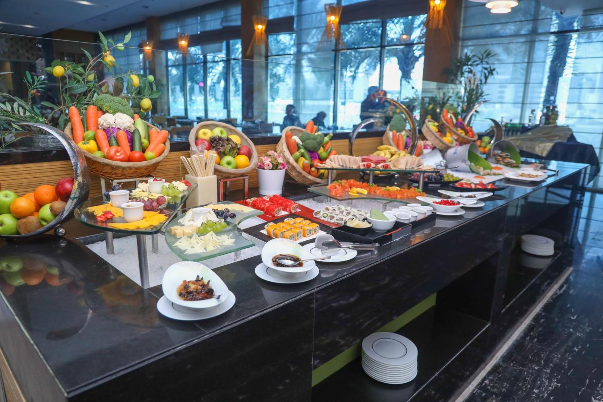 Ramee Grand Hotel And Spa Manama Luaran gambar A buffet at a hotel