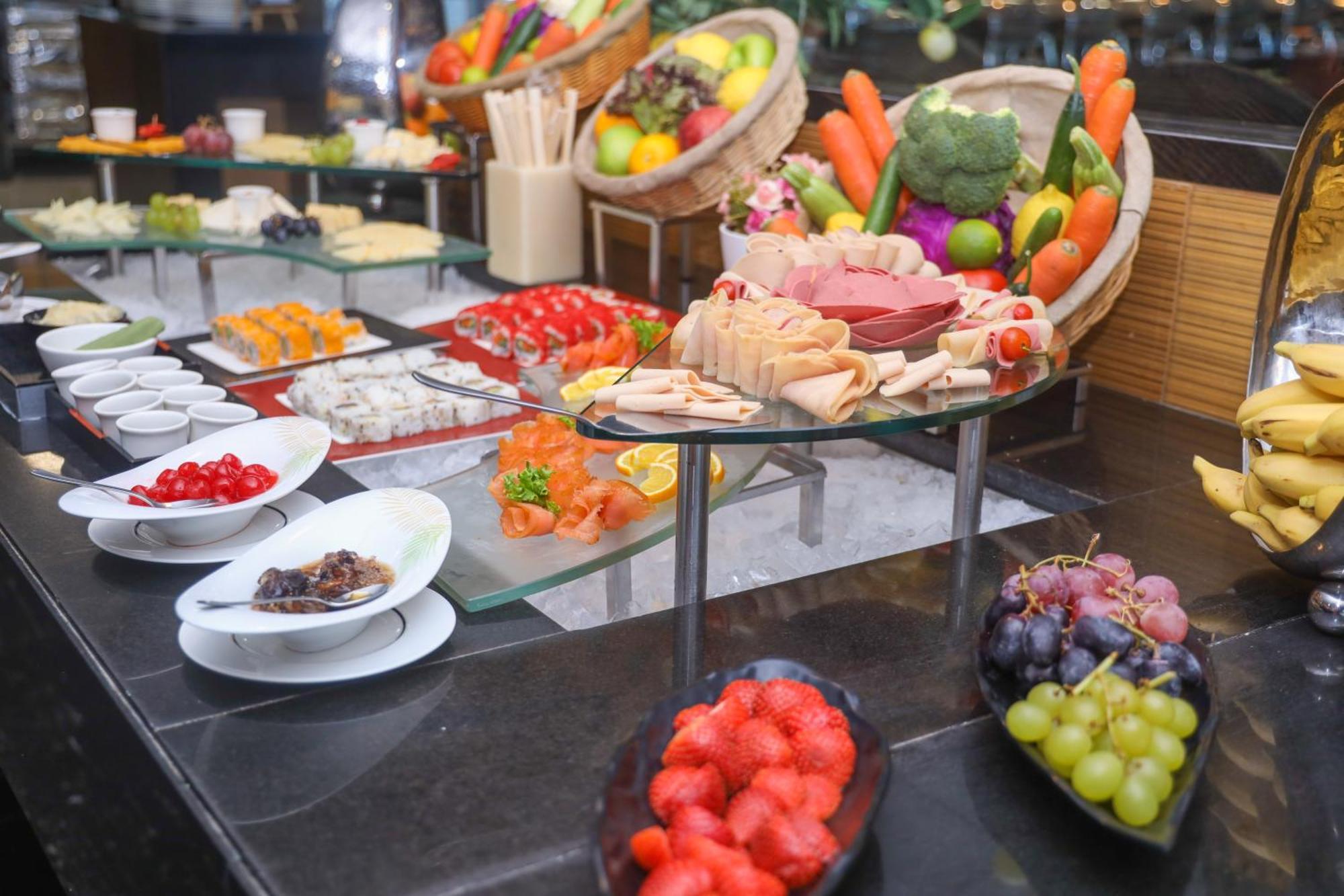 Ramee Grand Hotel And Spa Manama Luaran gambar A buffet at a hotel