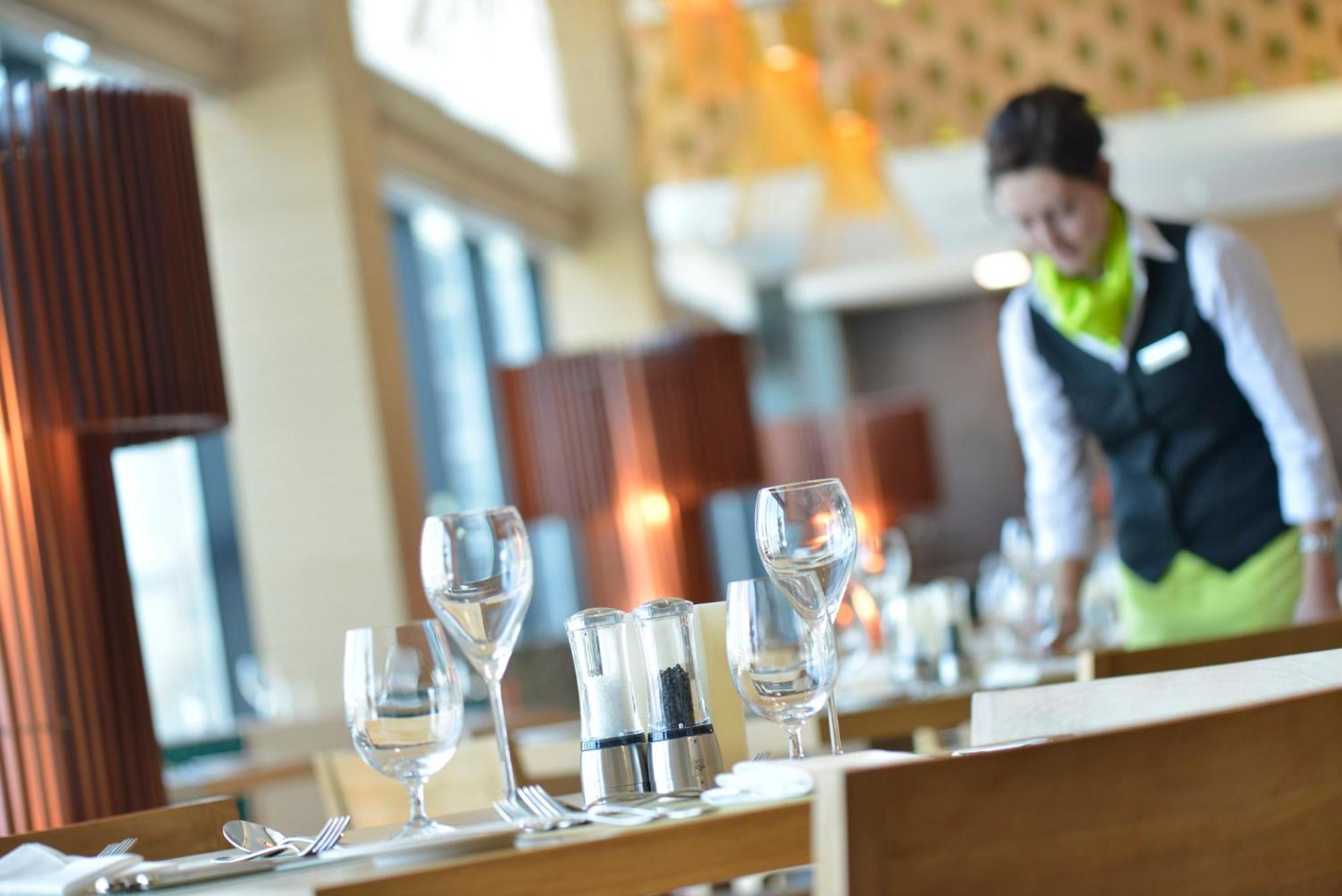 Ramee Grand Hotel And Spa Manama Luaran gambar A restaurant in the airport