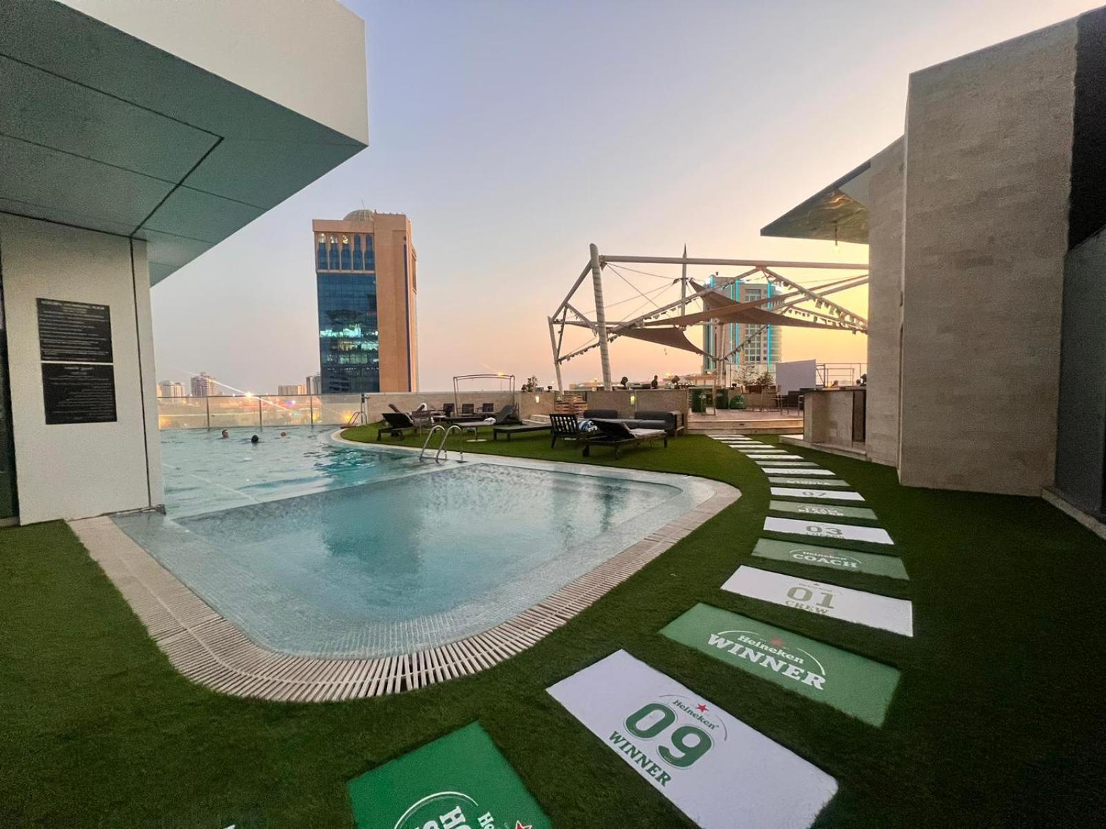 Ramee Grand Hotel And Spa Manama Luaran gambar Rooftop pool at the hotel