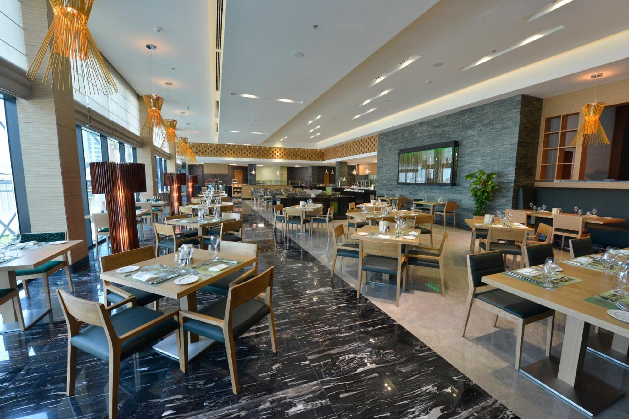 Ramee Grand Hotel And Spa Manama Luaran gambar The restaurant