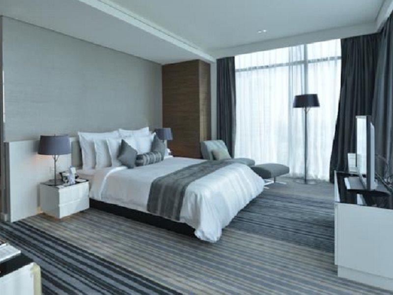 Ramee Grand Hotel And Spa Manama Luaran gambar A bedroom at the hotel