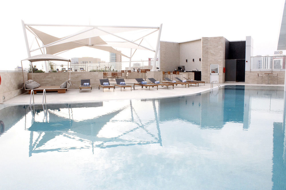 Ramee Grand Hotel And Spa Manama Luaran gambar The pool at the hotel